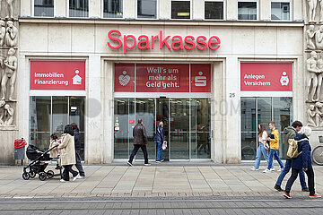 Erfurt  Deutschland  Menschen laufen an einer Filiale der Sparkasse vorbei