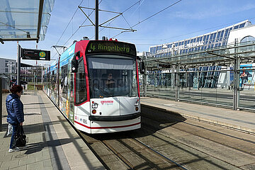 Erfurt  Deutschland  Strassenbahn der Linie 4 vor dem Terminal des Flughafen Erfurt-Weimar