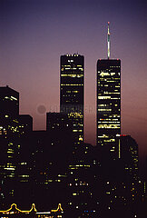 USA  New York City - Die skyline von Manhattan mit den twin towers des World Trade Center  Blick von der Brooklyn Bridge