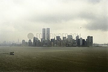 USA  New York City - Die skyline von Manhattan mit den twin towers des World Trade Center gesehen von Liberty Island