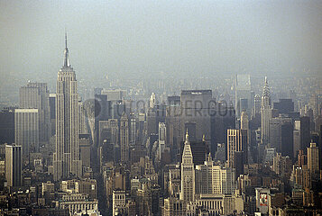 USA  New York City - Die skyline von Manhattan  Blick vom World Trade Center  links das Empire State Building