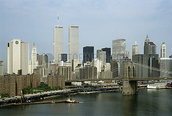 USA  New York City - Die skyline von Manhattan mit den twin towers des World Trade Center  rechts die Brooklyn Bridge