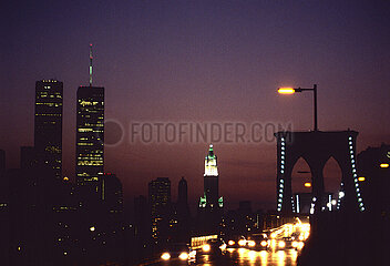 USA  New York City - Teil der skyline von Manhattan mit den twin towers des World Trade Center  gesehen von der Brooklyn Bridge