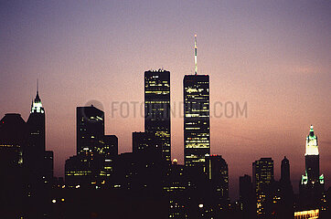 USA  New York City - Die skyline von Manhattan mit den twin towers des World Trade Center  Blick von der Brooklyn Bridge