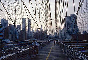 USA  New York City - Die skyline von Manhattan mit den twin towers des World Trade Center  gesehen durch die Haengekonstruktion Brooklyn Bridge