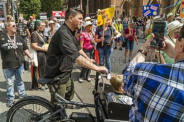 Tim Mälzer am Rande des CSD mit Lastenrad und Sohn