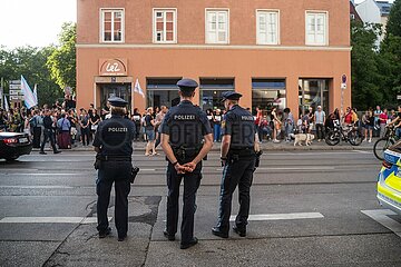 Menschenkette vom LeZ bis zum Sub in München gegen Queerfeindlichkeit