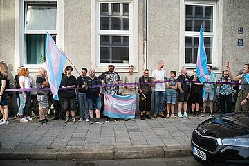 Menschenkette vom LeZ bis zum Sub in München gegen Queerfeindlichkeit