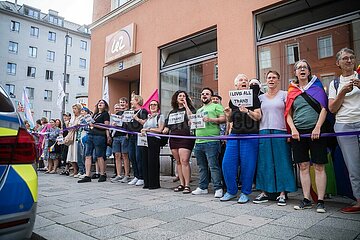 Menschenkette vom LeZ bis zum Sub in München gegen Queerfeindlichkeit