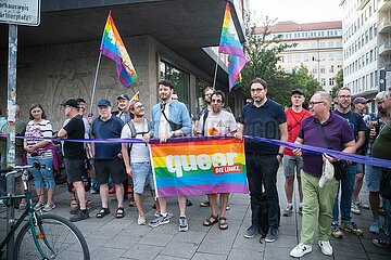 Menschenkette vom LeZ bis zum Sub in München gegen Queerfeindlichkeit