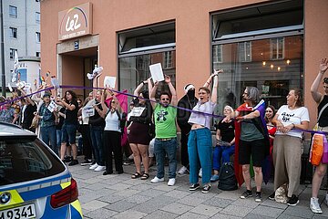 Menschenkette vom LeZ bis zum Sub in München gegen Queerfeindlichkeit