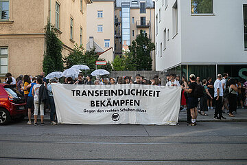 Menschenkette vom LeZ bis zum Sub in München gegen Queerfeindlichkeit