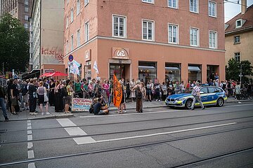 Menschenkette vom LeZ bis zum Sub in München gegen Queerfeindlichkeit