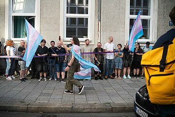 Menschenkette vom LeZ bis zum Sub in München gegen Queerfeindlichkeit