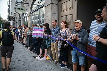 Menschenkette vom LeZ bis zum Sub in München gegen Queerfeindlichkeit