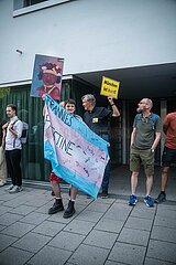 Menschenkette vom LeZ bis zum Sub in München gegen Queerfeindlichkeit