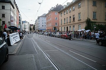 Menschenkette vom LeZ bis zum Sub in München gegen Queerfeindlichkeit