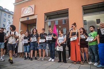 Menschenkette vom LeZ bis zum Sub in München gegen Queerfeindlichkeit