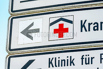 Symbolischer Wegweiser Krankenhaus