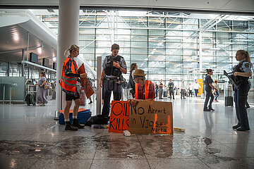 Protest der Letzten Generation am Flughafen München