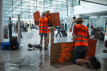 Protest der Letzten Generation am Flughafen München