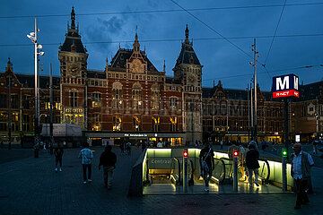 Niederlande  Amsterdam - Vorderfront der Centraal Station (Hauptbahnhof)  vorne eine Rolltreppe in den Untergrund