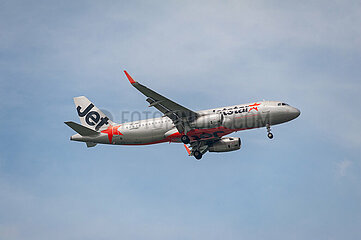 Singapur  Republik Singapur  Jetstar Asia Airbus A320 Passagierflugzeug im Landeanflug auf den Flughafen Changi