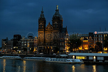 Niederlande  Amsterdam - die katholische Basilika St. Nikolaus gegenueber der Centraal Station