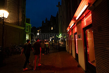 Niederlande  Amsterdam - Rotlichtviertel im Grachtenguertel (Centrum)  rechts die Fenster von Prostituierten