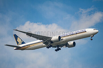 Singapur  Republik Singapur  Boeing 777-300 Passagierflugzeug der Singapore Airlines im Landeanflug auf den Flughafen Changi