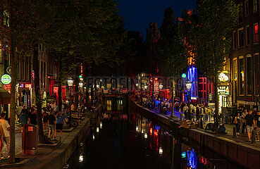 Niederlande  Amsterdam - Gracht in der Altstadt (Rotlichtviertel / Grachtenguertel / Centrum)