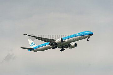 Singapur  Republik Singapur  Boeing 777-300 Passagierflugzeug der KLM im Landeanflug auf den Flughafen Changi