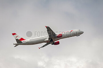 Berlin  Deutschland  Airbus A321 Passagierflugzeug der Austrian Airlines beim Start vom Flughafen Berlin Brandenburg BER