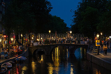 Niederlande  Amsterdam - Bruecke ueber eine Gracht in der Altstadt (Centrum)