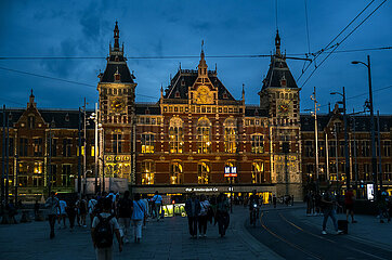 Niederlande  Amsterdam - Vorderfront der Centraal Station (Hauptbahnhof)  vorne eine Rolltreppe in den Untergrund