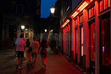 Niederlande  Amsterdam - Rotlichtviertel im Grachtenguertel (Centrum)  rechts die Fenster von Prostituierten