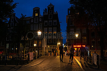 Niederlande  Amsterdam - Bruecke ueber eine Gracht in der Altstadt (Grachtenguertel / Centrum)