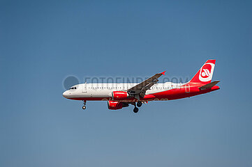 Berlin  Deutschland  Airbus A320 Passagierflugzeug der Sundair in alter Air-Berlin-Bemalung im Landeanflug auf den Flughafen Berlin Brandenburg BER