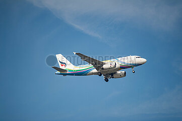 Singapur  Republik Singapur  Airbus A319 Passagierflugzeug der Bangkok Air im Landeanflug auf den Flughafen Changi