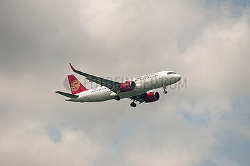 Singapur  Republik Singapur  Airbus A320 Neo Passagierflugzeug der Juneyao Air im Landeanflug auf den Flughafen Changi