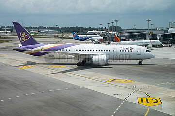 Singapur  Republik Singapur  Boeing 787-8 Dreamliner Passagierflugzeug der Thai Airways auf dem Flughafen Changi