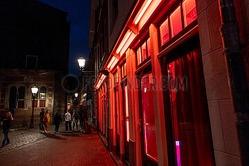 Niederlande  Amsterdam - Rotlichtviertel im Grachtenguertel (Centrum)  rechts die Fenster von Prostituierten