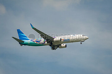 Singapur  Republik Singapur  Boeing 737-800 Passagierflugzeug der Garuda Indonesia im Landeanflug auf den Flughafen Changi