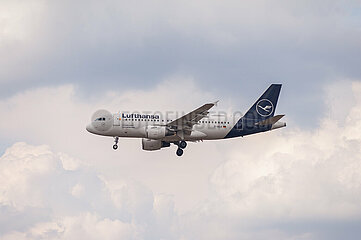 Berlin  Deutschland  Airbus A319 Passagierflugzeug der Lufthansa Cityline im Landeanflug auf den Flughafen Berlin Brandenburg BER