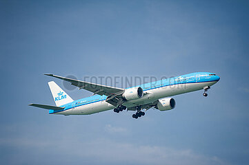 Singapur  Republik Singapur  Boeing 777-300 Passagierflugzeug der KLM im Landeanflug auf den Flughafen Changi