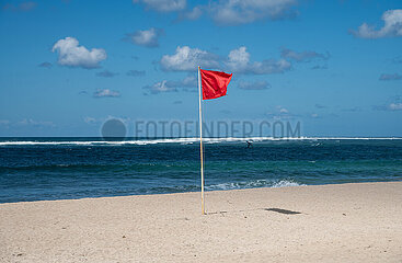 Bali  Indonesien  Rote Warnflagge markiert absolutes Badeverbot am Strand von Nusa Dua mit Blick aufs Meer