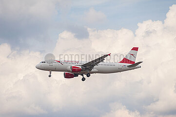 Berlin  Deutschland  Airbus A320 Passagierflugzeug der Austrian Airlines im Landeanflug auf den Flughafen Berlin Brandenburg BER