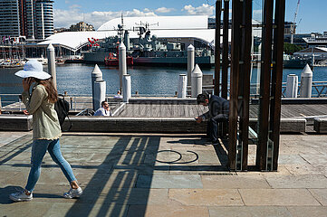 Sydney  Australien  Menschen am Ufer des Darling Harbour