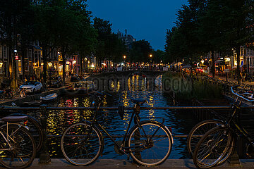 Niederlande  Amsterdam - Bruecke mit angeschlossenen Fahrraedern ueber eine Gracht in der Altstadt (Centrum)