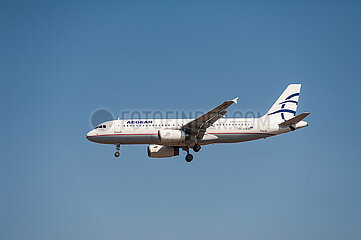 Berlin  Deutschland  Airbus A320 Passagierflugzeug der Aegean Airlines im Landeanflug auf den Flughafen Berlin Brandenburg BER